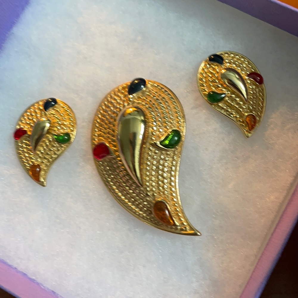 Vintage gold plated brooch with matching earrings.
